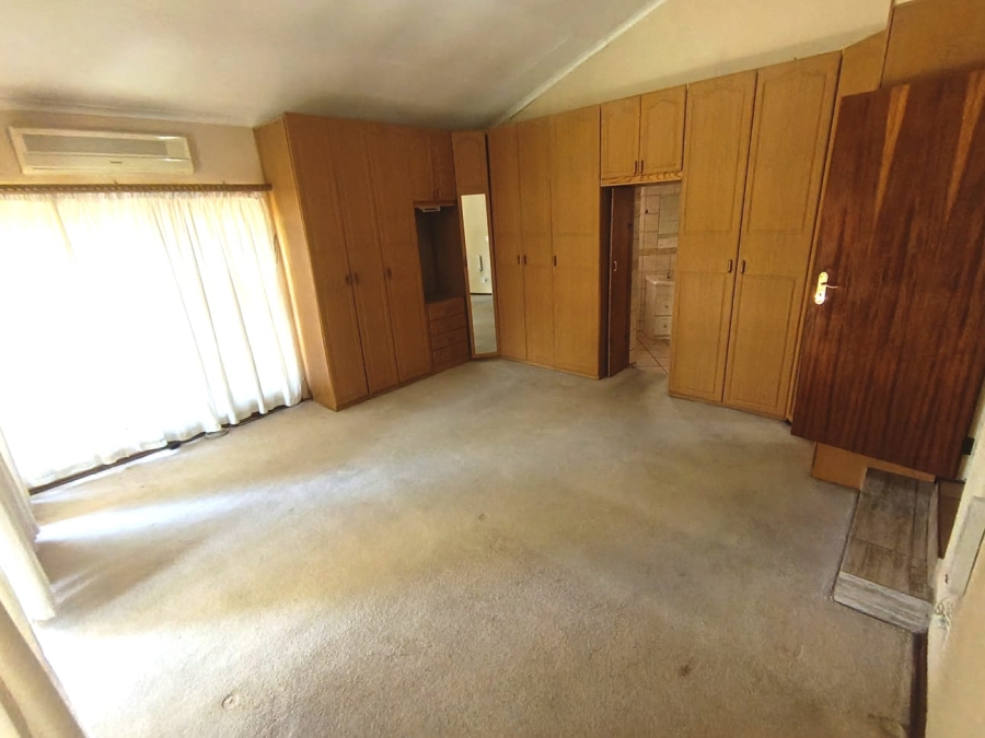 5 Bedroom Property for Sale in Safari Gardens North West